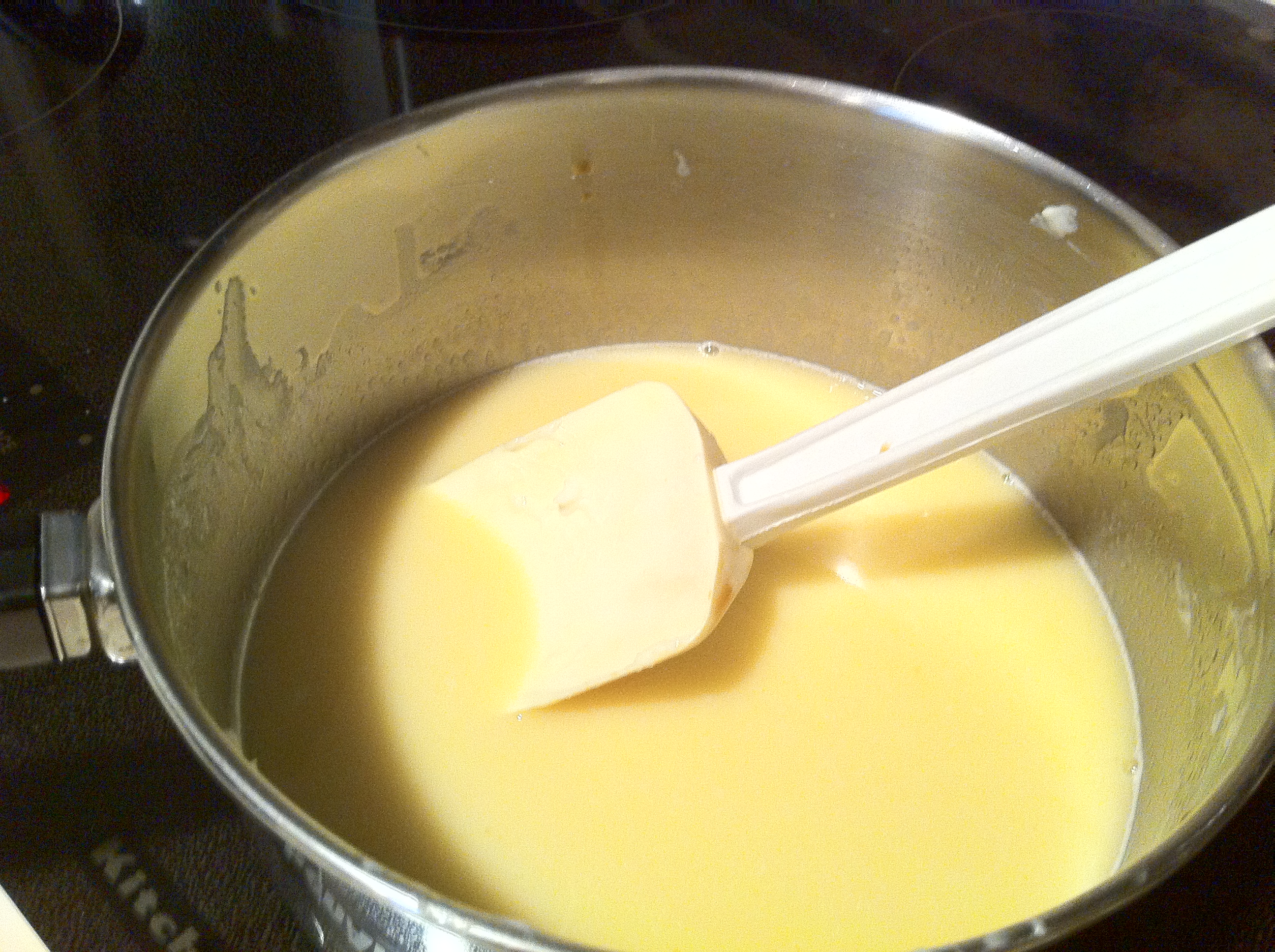 Тест сливочного масла в домашних условиях. Разогретое молоко с маслом. Молоко и сливочное масло. Растопленный жир. Кипяченое молоко с маслом сливочным.